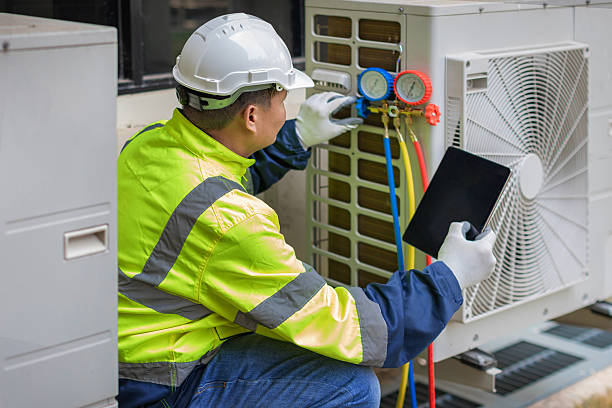 Professional Hvac technician working in Pineland, FL